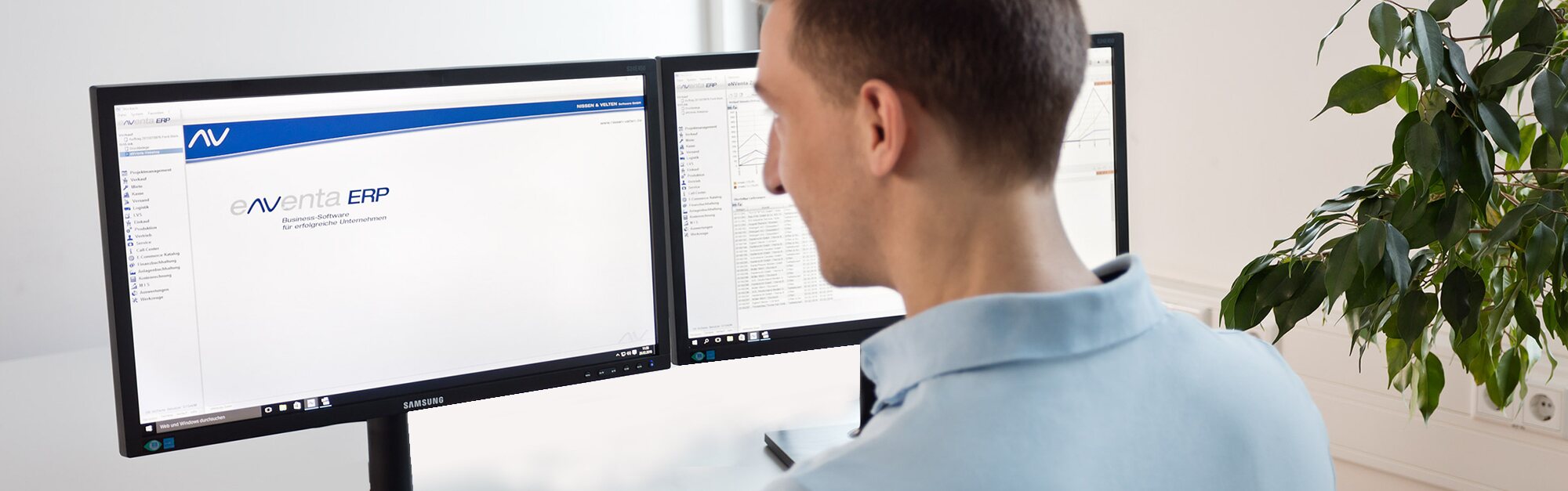 eNVenta ERP an einem Arbeitsplatz mit zwei Bildschirmen
